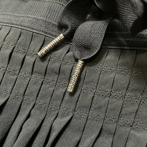 Lululemon Leader of the Track Tennis Skirt Skort Size 8 Black - Picture 2 of 7